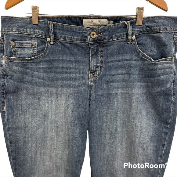 Torrid Women's Blue Denim TALL Cropped Ankle Jeans Fringe Hem Mid Rise Size 16T - Picture 3 of 10